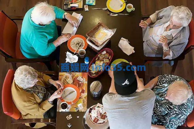 把幼儿园搬进养老院中,神奇的事情发生了···儿童养老院