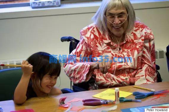 把幼儿园搬进养老院中,神奇的事情发生了···儿童养老院