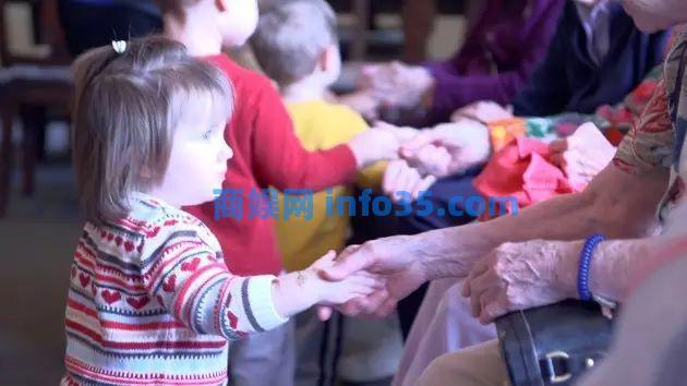 把幼儿园搬进养老院中,神奇的事情发生了···儿童养老院