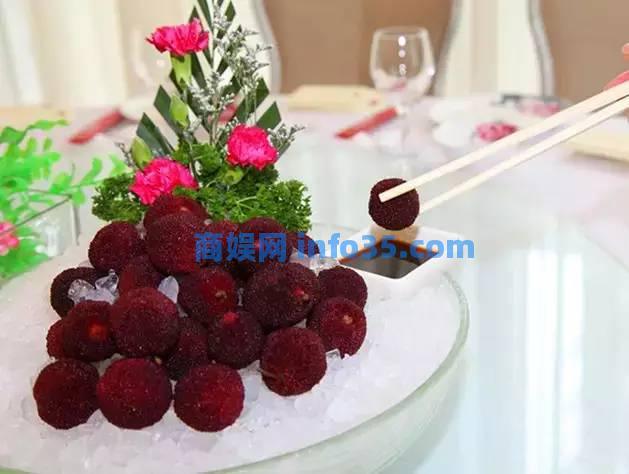杨梅奇葩新吃法,看了之后赶紧吃颗杨梅压压惊。