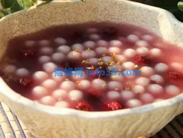 杨梅奇葩新吃法,看了之后赶紧吃颗杨梅压压惊。