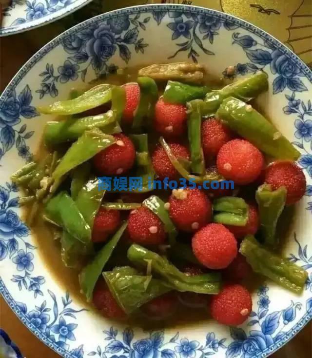 杨梅奇葩新吃法,看了之后赶紧吃颗杨梅压压惊。