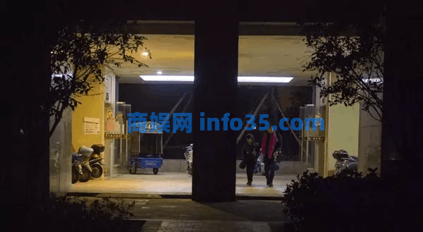 父亲去世，10岁男孩4点上学:怕妈妈迟到。