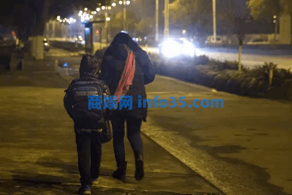 父亲去世，10岁男孩4点上学:怕妈妈迟到。