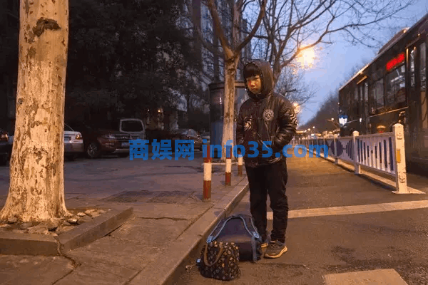 父亲去世，10岁男孩4点上学:怕妈妈迟到。