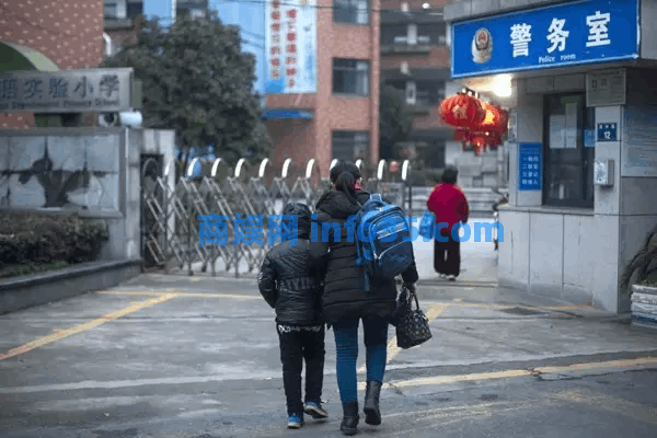 父亲去世，10岁男孩4点上学:怕妈妈迟到。