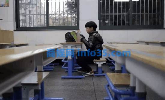 父亲去世,10岁男孩4点上学:怕妈妈迟到。