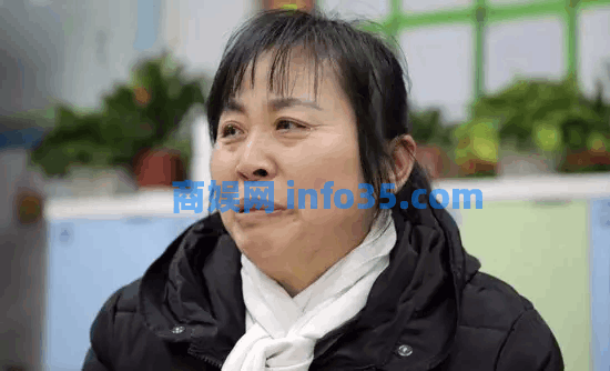 父亲去世，10岁男孩4点上学:怕妈妈迟到。