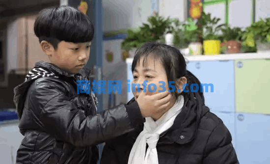 父亲去世，10岁男孩4点上学:怕妈妈迟到。