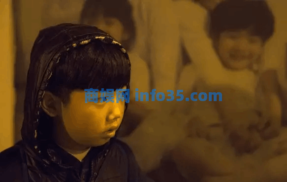 父亲去世，10岁男孩4点上学:怕妈妈迟到。