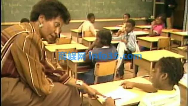 玛瓦·柯林斯(Marva collins)是一名小学女教师,在芝加哥黑人区从事小学教育长达半个世纪。里根总统和老布什总统都邀请马尔瓦加入联邦政府担任教育部长,但马尔瓦拒绝了。她说,我属于教室。