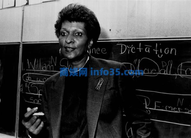 玛瓦·柯林斯(Marva collins)是一名小学女教师,在芝加哥黑人区从事小学教育长达半个世纪。里根总统和老布什总统都邀请马尔瓦加入联邦政府担任教育部长,但马尔瓦拒绝了。她说,我属于教室。