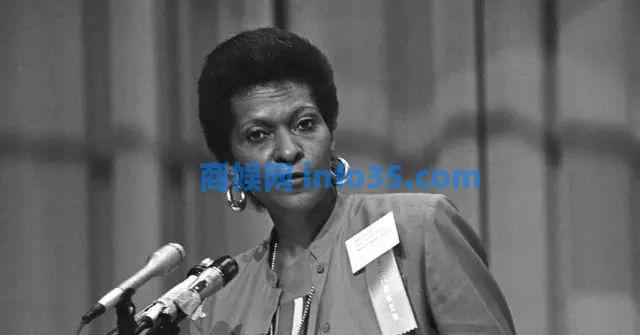 玛瓦·柯林斯(Marva collins)是一名小学女教师,在芝加哥黑人区从事小学教育长达半个世纪。里根总统和老布什总统都邀请马尔瓦加入联邦政府担任教育部长,但马尔瓦拒绝了。她说,我属于教室。