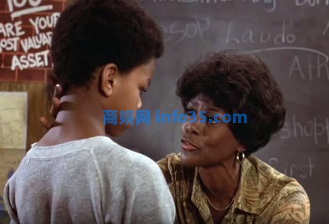 玛瓦·柯林斯(Marva collins)是一名小学女教师,在芝加哥黑人区从事小学教育长达半个世纪。里根总统和老布什总统都邀请马尔瓦加入联邦政府担任教育部长,但马尔瓦拒绝了。她说,我属于教室。