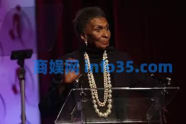 玛瓦·柯林斯(Marva collins)是一名小学女教师,在芝加哥黑人区从事小学教育长达半个世纪。里根总统和老布什总统都邀请马尔瓦加入联邦政府担任教育部长,但马尔瓦拒绝了。她说,我属于教室。