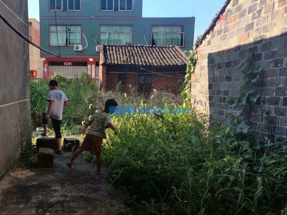 被父母虐待致死的12岁男孩:多次逃跑流浪,临死前被吊在太阳直射的三楼
