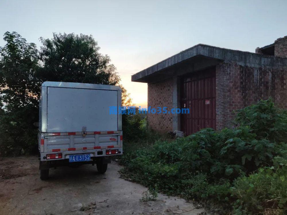 被父母虐待致死的12岁男孩:多次逃跑流浪,临死前被吊在太阳直射的三楼