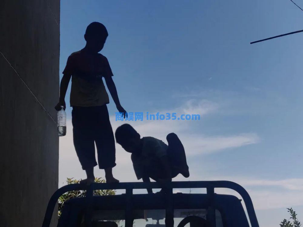 被父母虐待致死的12岁男孩:多次逃跑流浪,临死前被吊在太阳直射的三楼