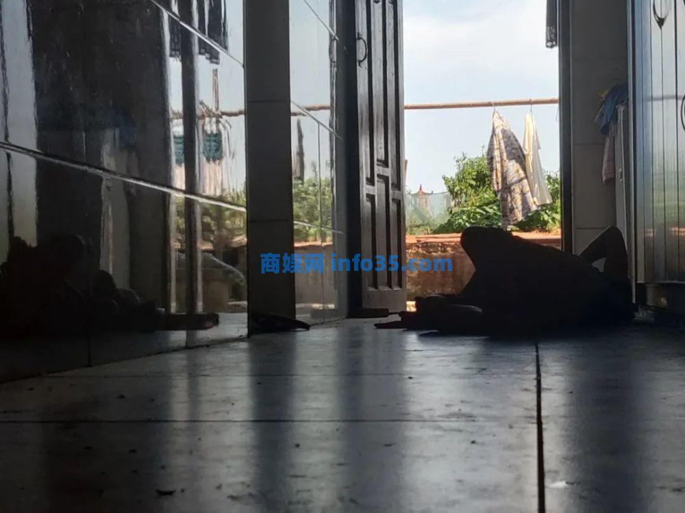 被父母虐待致死的12岁男孩:多次逃跑流浪,临死前被吊在太阳直射的三楼