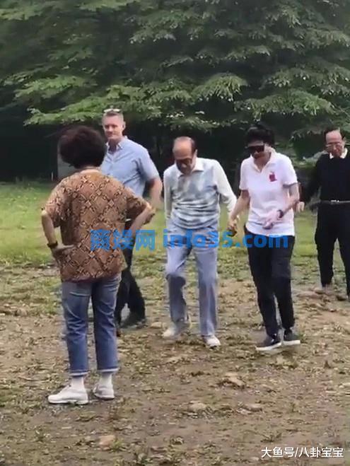 我在巡逻时遇到了91岁的李嘉诚和58岁的女友周凯旋。他们一直牵着手,超级甜。