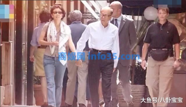 我在巡逻时遇到了91岁的李嘉诚和58岁的女友周凯旋。他们一直牵着手,超级甜。