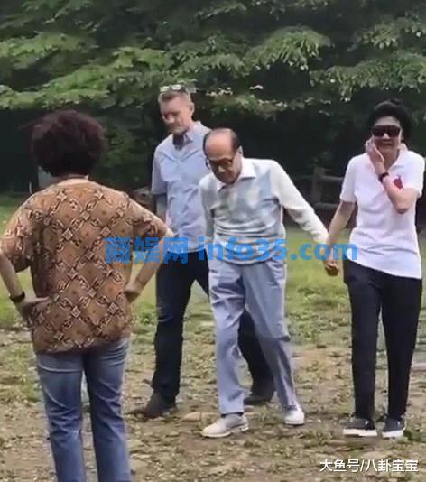 我在巡逻时遇到了91岁的李嘉诚和58岁的女友周凯旋。他们一直牵着手,超级甜。