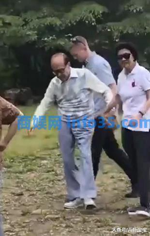 我在巡逻时遇到了91岁的李嘉诚和58岁的女友周凯旋。他们一直牵着手,超级甜。