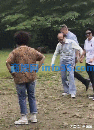 我在巡逻时遇到了91岁的李嘉诚和58岁的女友周凯旋。他们一直牵着手,超级甜。