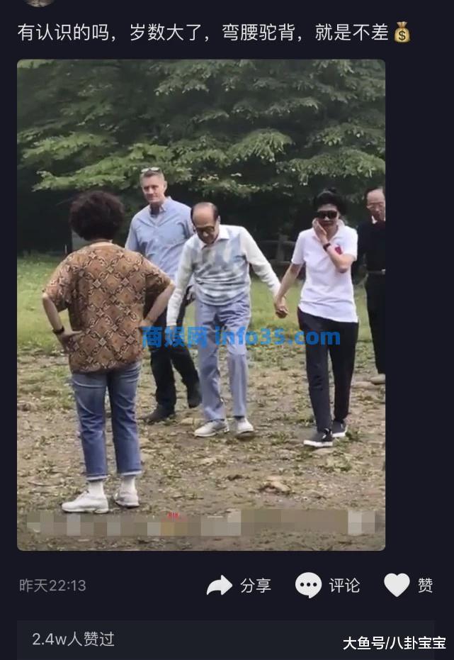 我在巡逻时遇到了91岁的李嘉诚和58岁的女友周凯旋。他们一直牵着手,超级甜。