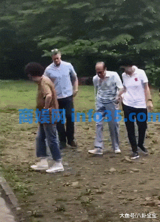 我在巡逻时遇到了91岁的李嘉诚和58岁的女友周凯旋。他们一直牵着手,超级甜。