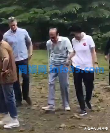 我在巡逻时遇到了91岁的李嘉诚和58岁的女友周凯旋。他们一直牵着手,超级甜。