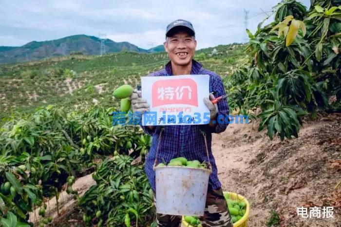 “叔叔,别掐我了,我会好好带货的!”