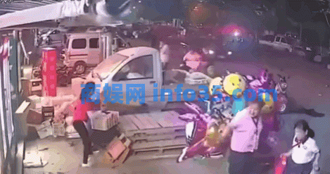 请客被儿子偷买了单,爸爸知道后跪地痛哭:监控下的一幕幕,刺痛亿万父母心