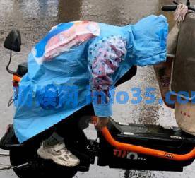 请客被儿子偷买了单,爸爸知道后跪地痛哭:监控下的一幕幕,刺痛亿万父母心