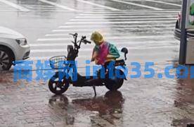 请客被儿子偷买了单,爸爸知道后跪地痛哭:监控下的一幕幕,刺痛亿万父母心