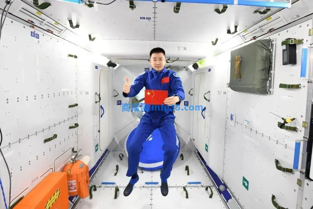 祝贺:陈冬成为我国首位 在轨时间突破200天的航天员。