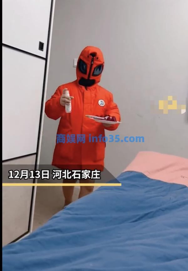 父母都阳性,8岁娃全副武装照顾,仔细一看装扮亮了,网友:小奥特曼。