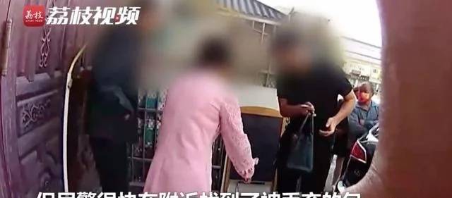 小偷砸车窗偷2千现金扔20万包:不认识包内首饰,也扔了。