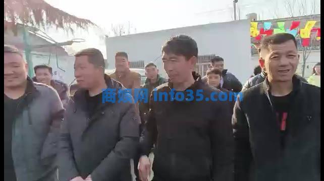 壮观!河北6代同姓村民过年祭祖磕头:已有百年历史,最小一辈磕了24个头。