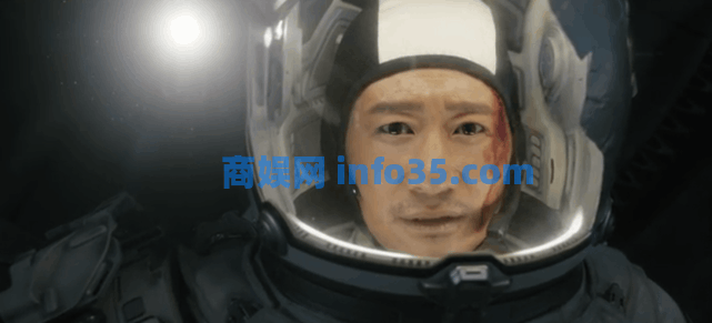 破2.3亿,《流浪地球2》春节档首日夺冠,吴京将打破三项影史纪录。