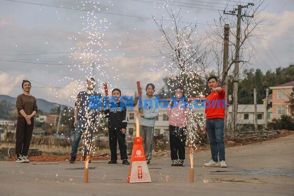 报复性放烟花后,“加特林”暴涨十倍,花炮之乡卖断货。