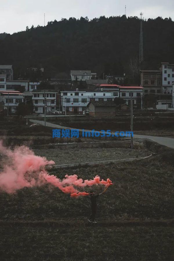 报复性放烟花后,“加特林”暴涨十倍,花炮之乡卖断货。