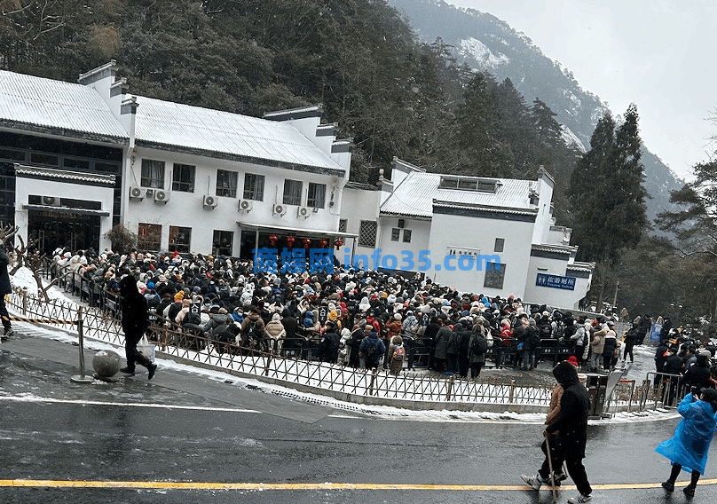 寒潮中“人在囧途”: 有人在黄山排队数小时上山下山, 有人去东北现买加厚羽绒服。