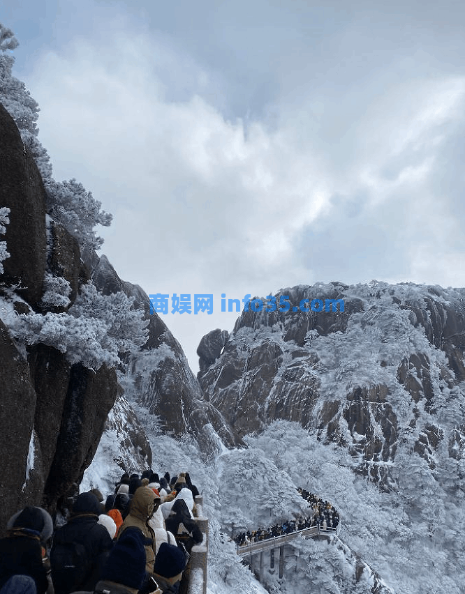 寒潮中“人在囧途”: 有人在黄山排队数小时上山下山, 有人去东北现买加厚羽绒服。