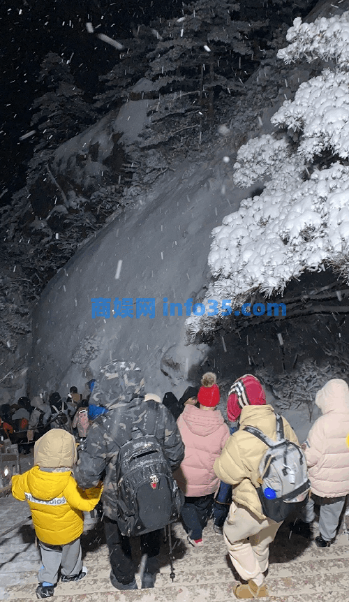 寒潮中“人在囧途”: 有人在黄山排队数小时上山下山, 有人去东北现买加厚羽绒服。