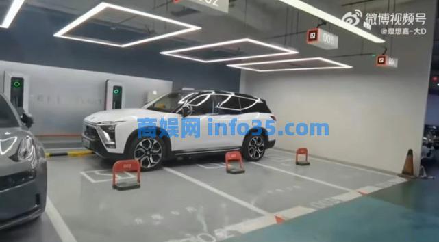 蔚来车主占三个车位充电引争议 汽车大v博主:好像只能这么充。