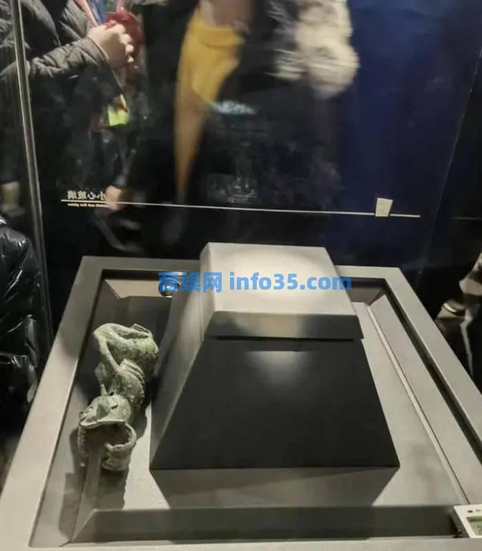 三星堆游客推搡致商代青铜器掉落,游客已道歉未索赔。