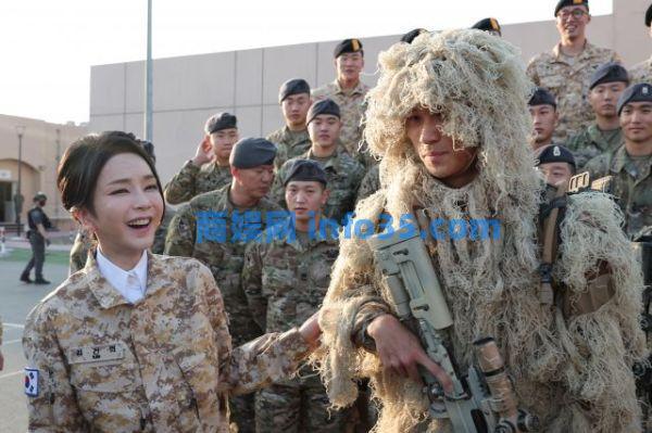 韩在野党批金建希穿军装“抢总统风头”,韩媒:文在寅夫人也穿过。