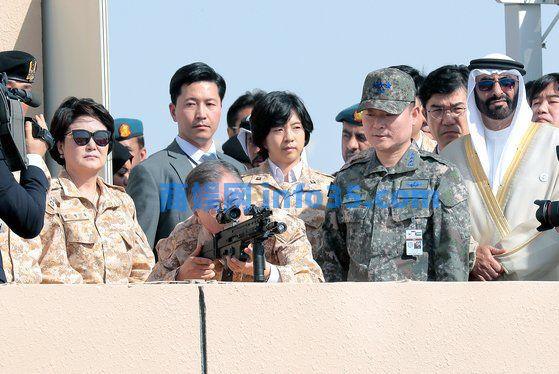 韩在野党批金建希穿军装“抢总统风头”,韩媒:文在寅夫人也穿过。