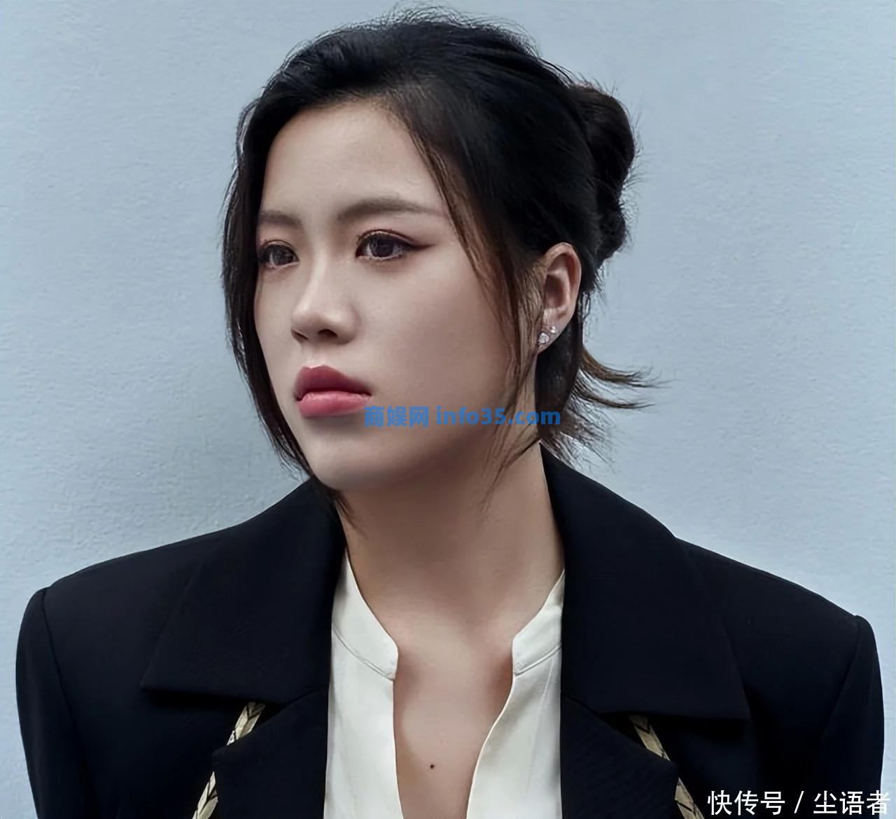 奥运冠军杨倩再陷争议,性感照曝光,网友呼吁应将心思多放训练上。